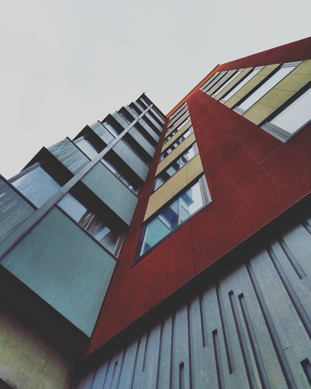 Hög byggnad där det har utförts fönsterputsning