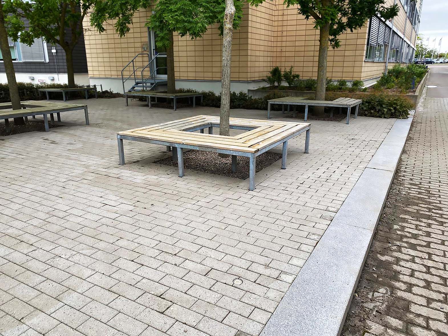 efter tvättade bänkar och markområde