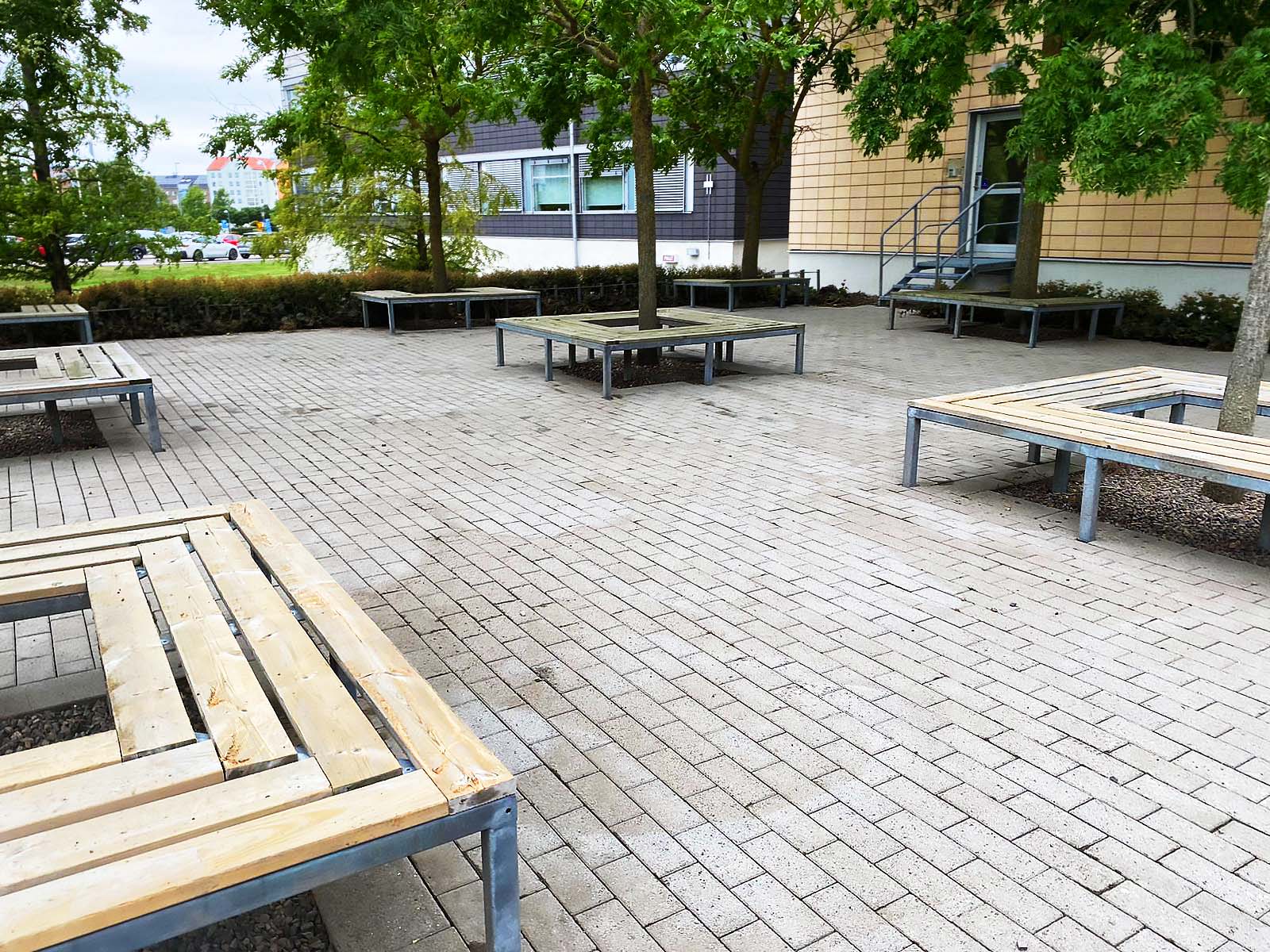 efter tvättade bänkar och markområde