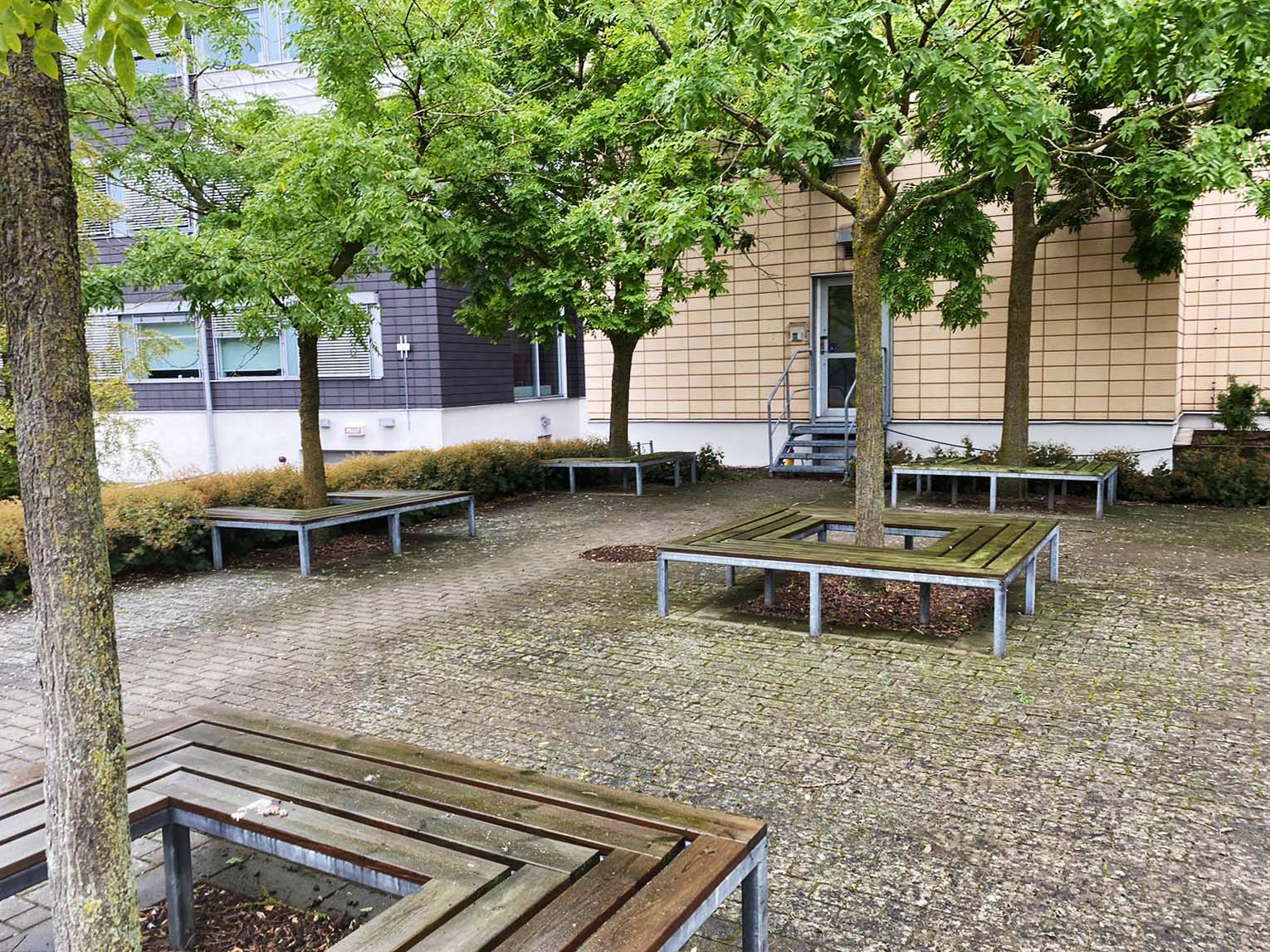 innan tvättade bänkar och markområde