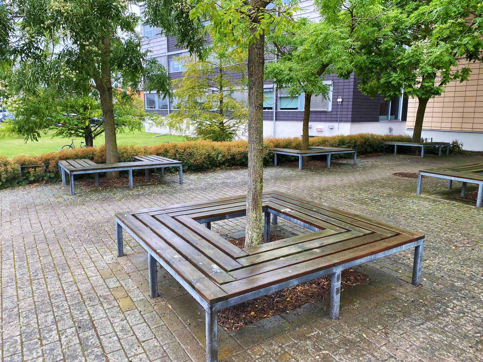 innan tvättade bänkar och markområde