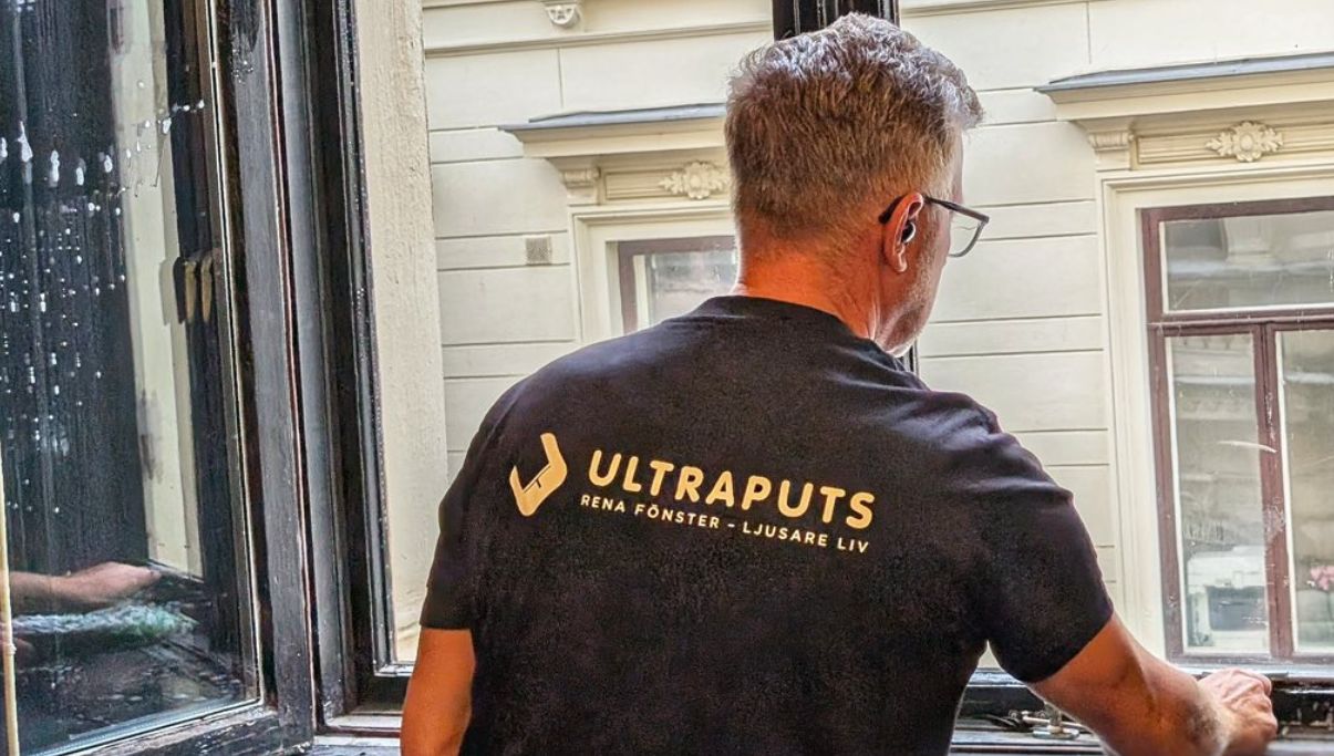 Man som utför ett uppdrag för fönsterputs i Göteborg