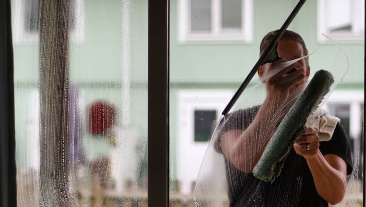 Man som utför ett uppdrag för fönsterputs i Kungsbacka