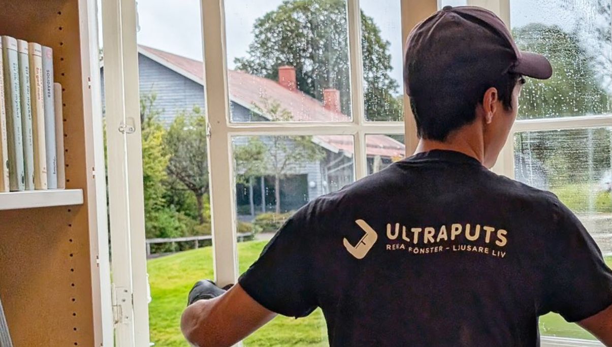 Person som har fått i uppdrag att göra fönsterputsning
